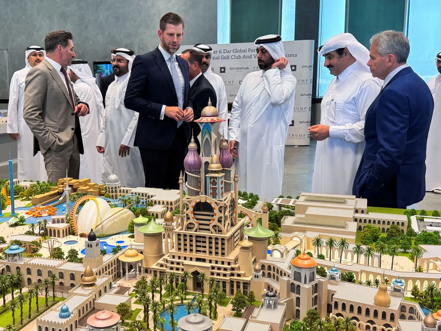 Donald Trump har store samarbejdsplaner med flere lande i Mellemøsten. For et par uger siden inspicerede Donald Trumps søn Eric Trump, der er direktør i The Trump Organization, en tre-d-model af præsidentens planlagte golfprojekt i Qatar.