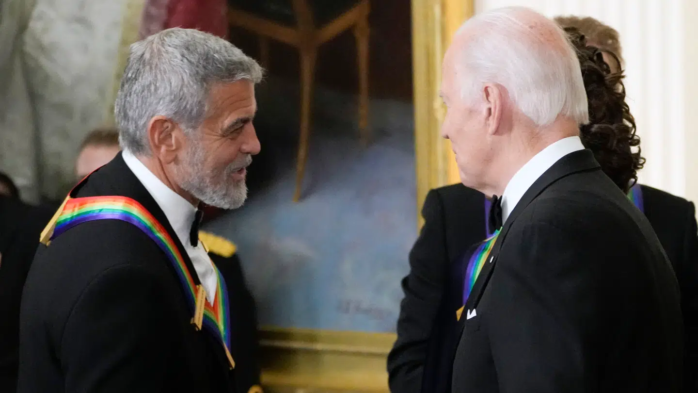 George Clooney (tv) og Joe Biden har kendt hinanden i mange år. Og derfor kom Bidens forfald som et stort chok for Clooney.