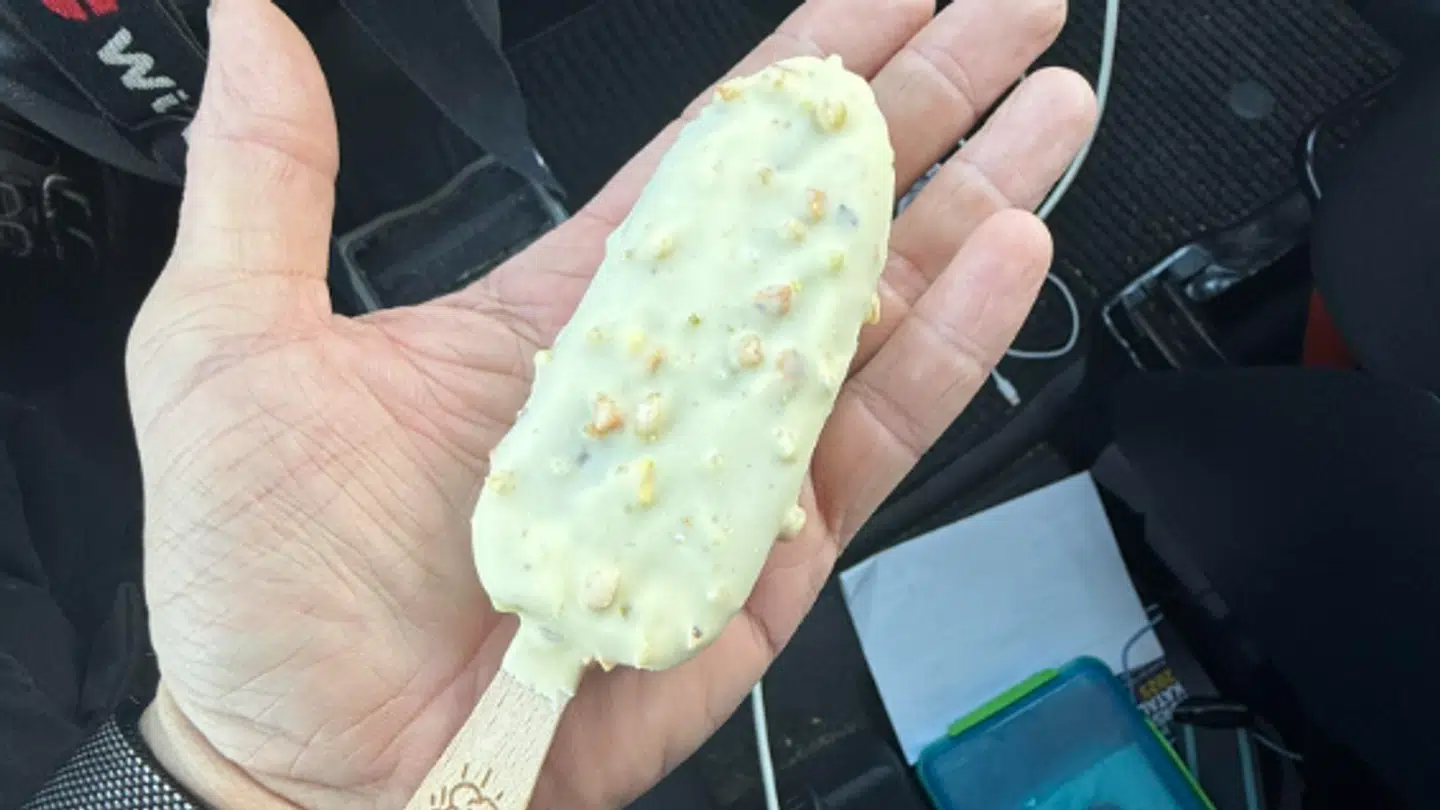 Her ses Dan Abrahamsen med den Magnum-is, han søndag købte.