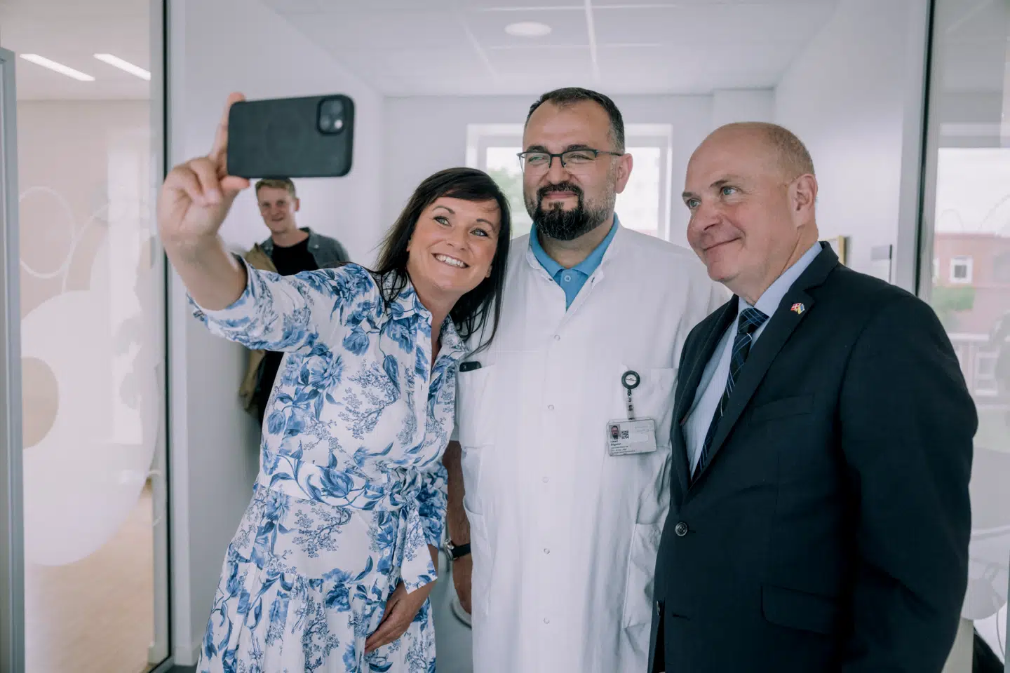 Professor Ismail Gögenurs ai-projekt i Region Sjælland har fået enorm opmærksomhed og anerkendelse – her er sundhedsminister Sophie Løhde og Folketingets formand Søren Gade på besøg. Nu afsættes der penge til at udbrede ai-modellen til hele sundhedsvæsnet og flere kræftsygdomme.