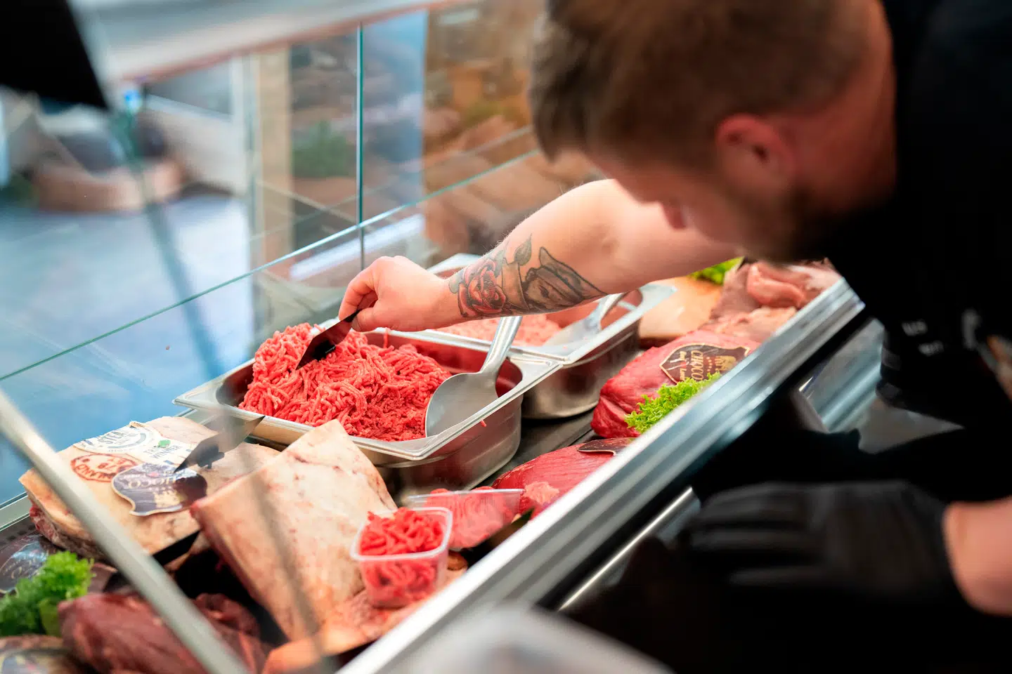 »Hvis veganere har moralsk ret til at ødelægge en slagters forretning, har slagteren så en tilsvarende ret til at angribe veganerne?« spørger Peter Kurrild-Klitgaard. Billedet er fra Slagterens Smørrebrød & Delikatesse på Islands Brygge, som er blevet overfuset af veganske aktivister.