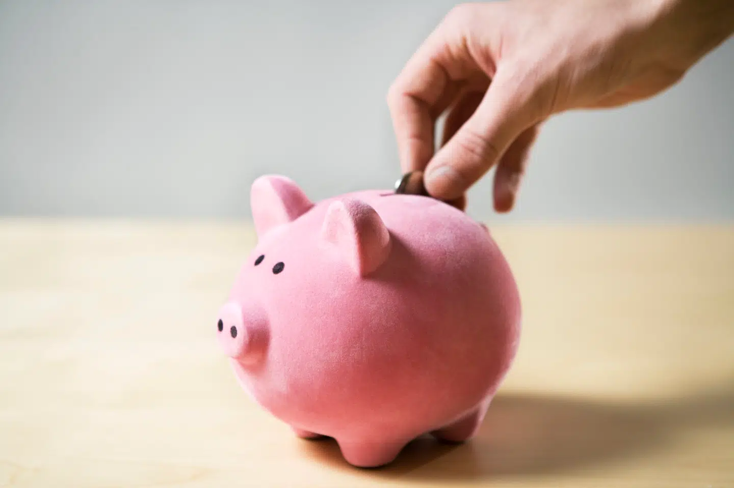 Lommepenge kan være en kilde til både glæde og konflikt mellem børn og forældre. Det er derfor vigtigt at tage stilling til, hvordan man som forældre vælger at give sine børn lommepenge, lyder det fra to eksperter.