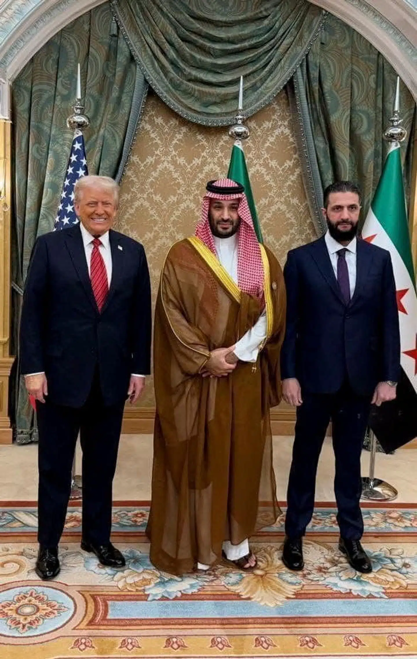Smil. På opfordring fra Saudi Arabiens kronprins, i midten, mødtes præsident Trump onsdag med sin syriske kollega, Ahmad al-Sharaa, som USA hidtil har holdt sig på afstand af på grund af hans fortid i al-Qaeda og Islamisk Stat.