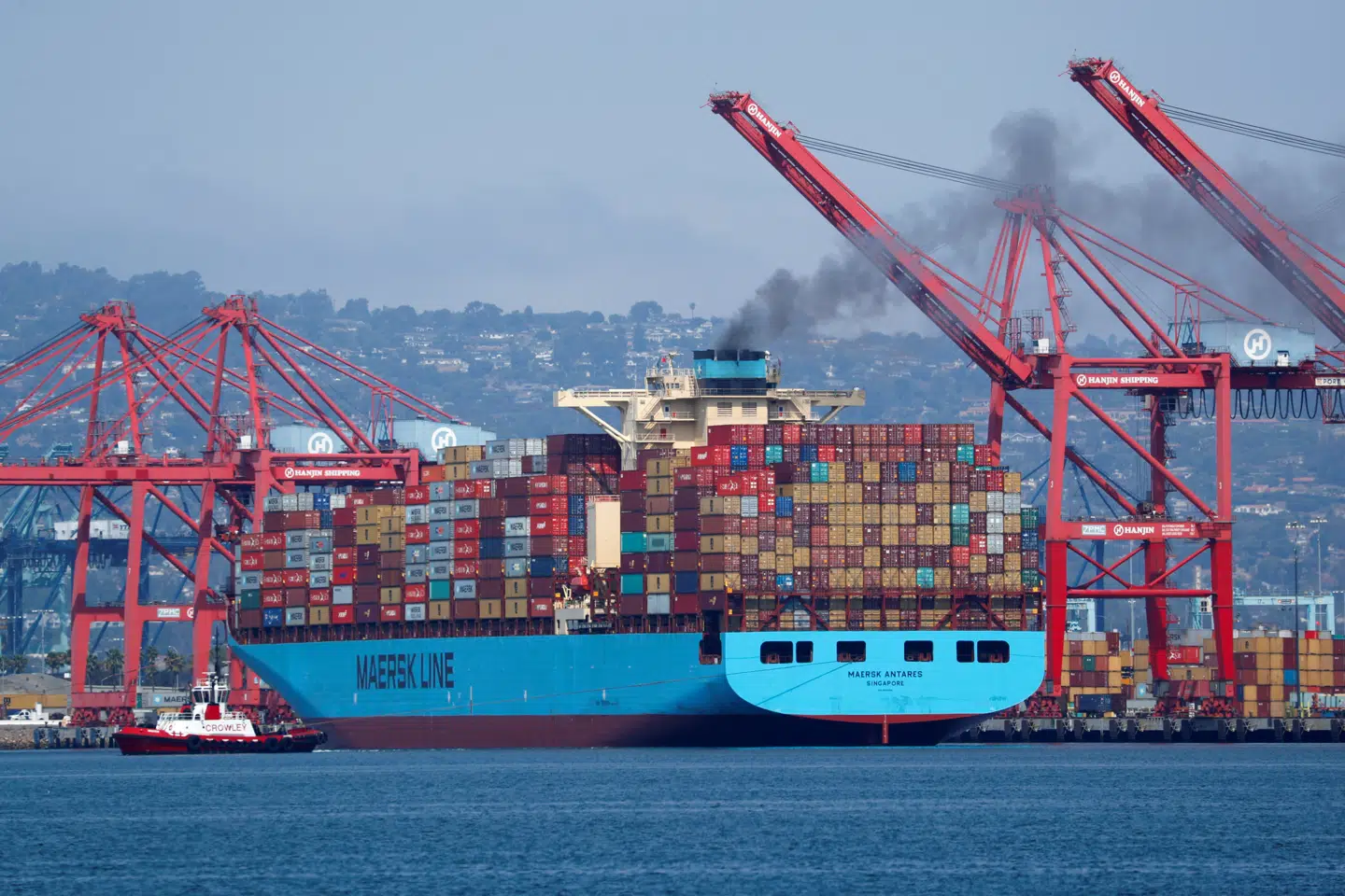 En rundspørge fra DI viser, at mange danske virksomheder vil skrue ned for tempoet i USA. Her sejler et containerskib fra Maersk Line ind i havnen ved Long Beach, Californien.