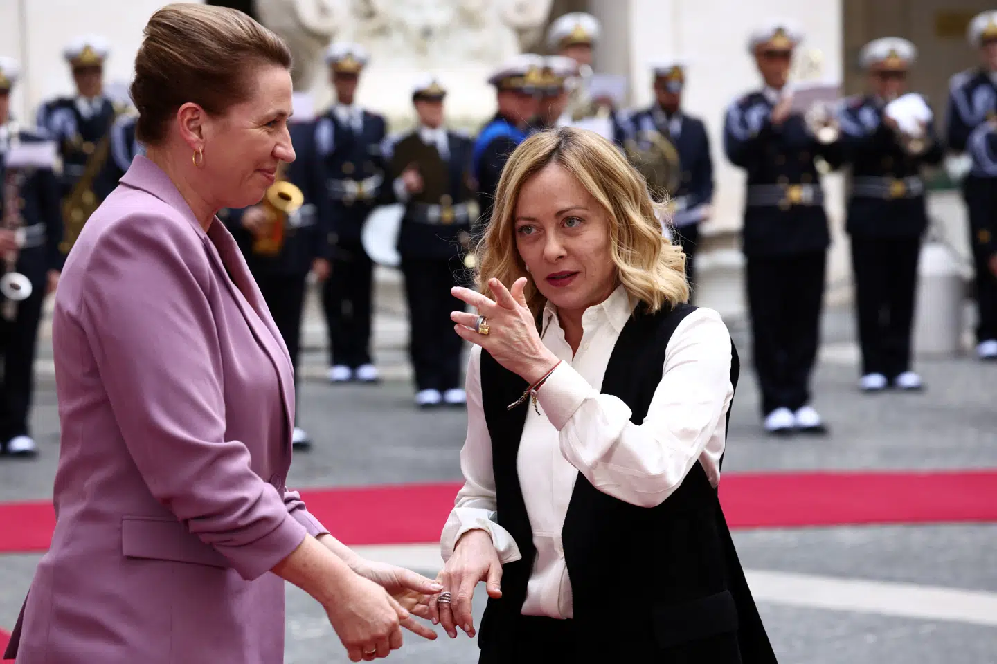 Det er på statslederniveau, at regeringen nu har lagt i ovnen til et hårdt opgør med Strasbourg.