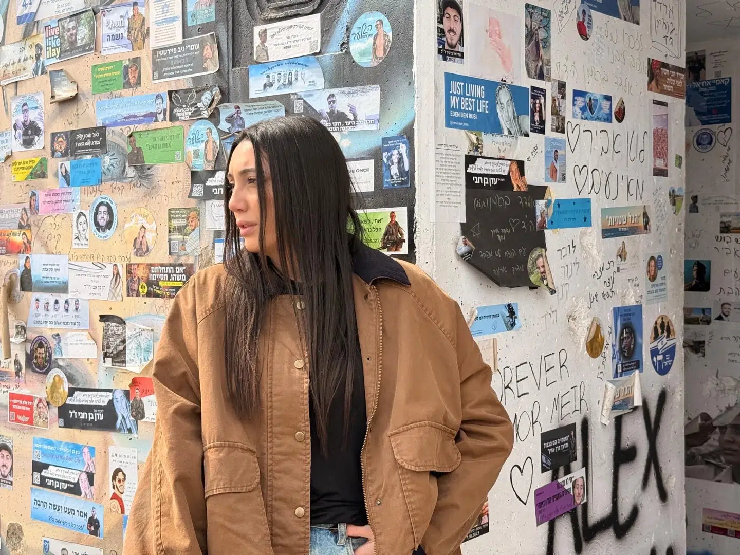 Yuval Raphael besøger det bombesikrede rum hun gemte sig i under massakren d.7 oktober.