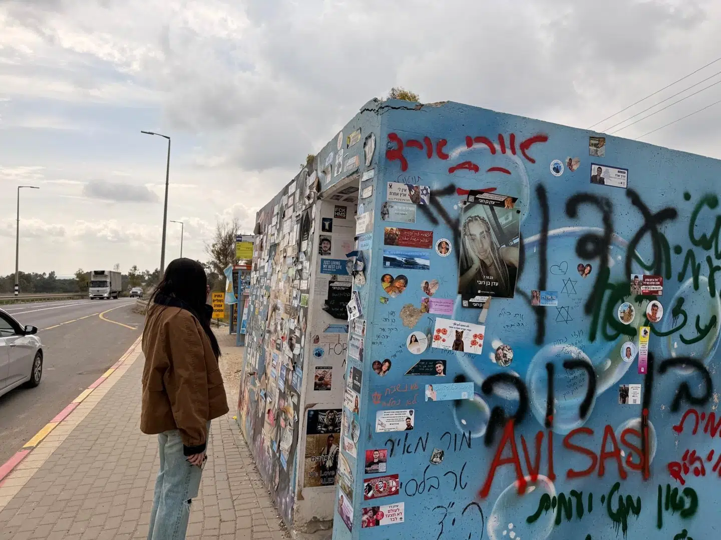 Yuval Raphael besøger det bombesikrede rum hun gemte sig i under massakren d.7 oktober.