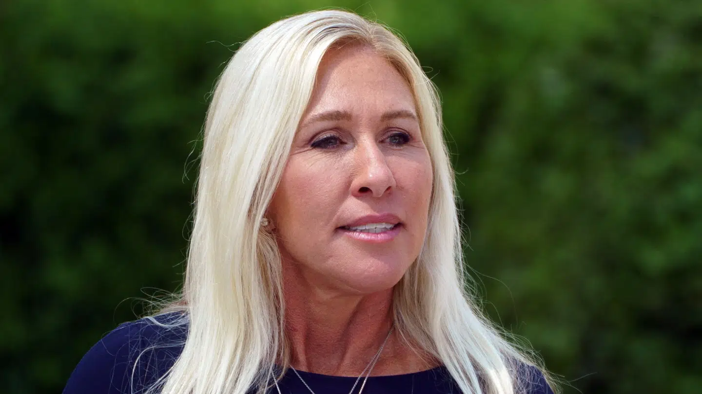 Greene er kendt som støtte af diverse konspirationsteorier og indædt vaccineskeptiker, ligesom hendes kontroversielle udtalelser gang på gang skaber overskrifter.