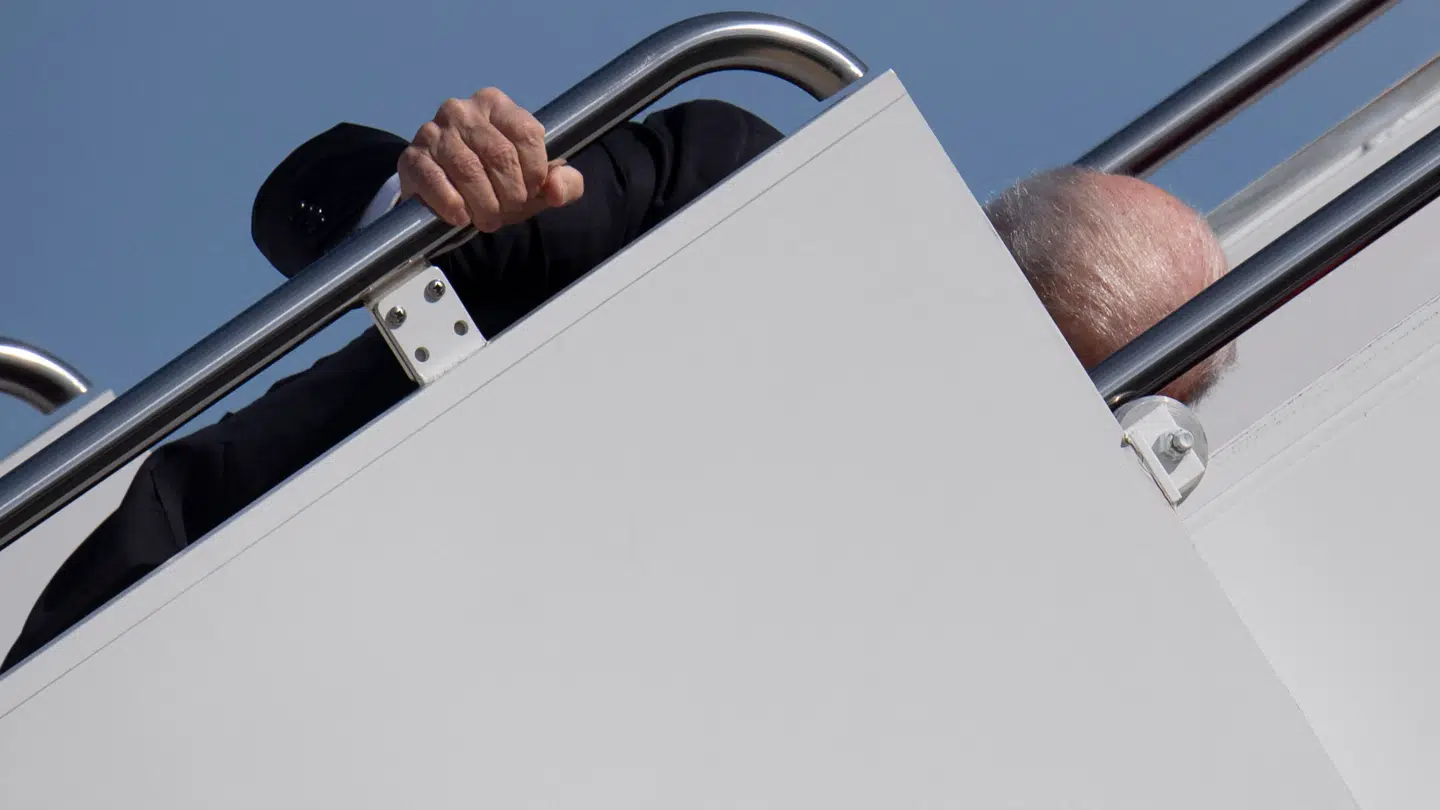 Daværende præsident Joe Biden falder i marts 2021, da han går ombord på Air Force One.