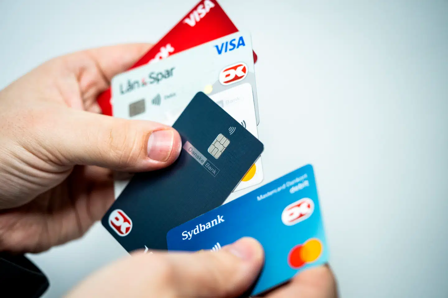 Flere og flere danskere skifter den store bank ud med en mindre.