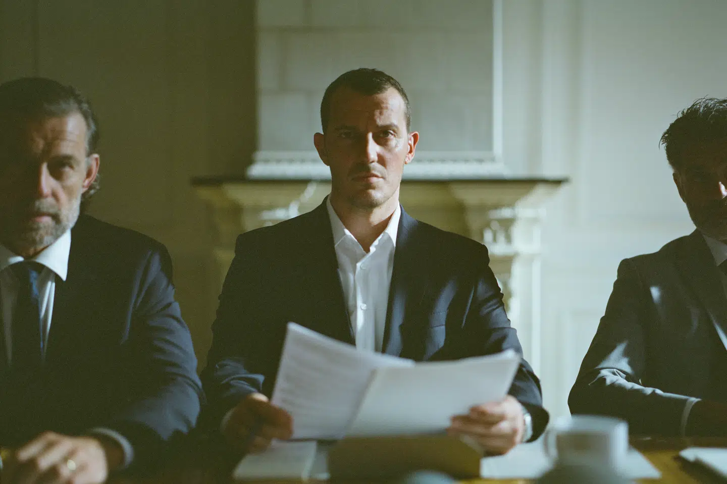 Simon Sears portrætterer advokaten Mike Vinter-Jensen i Netflix' "Reservatet". Han bliver i løbet af serien draget under mistanke for en mulig forbrydelse.