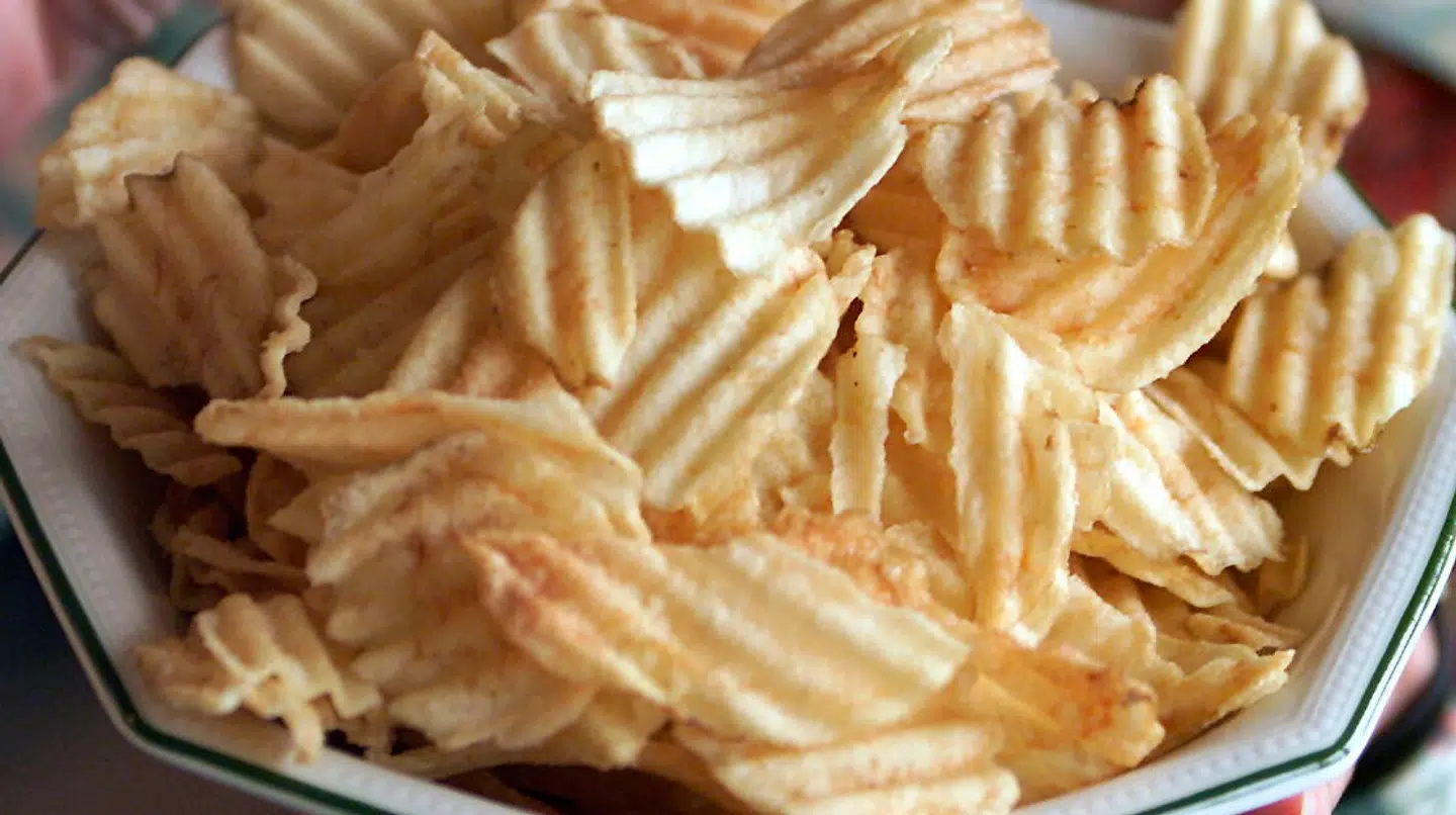 Nogen poser med chips er både blevet dyrere og lettere i vægt. (Arkivfoto)