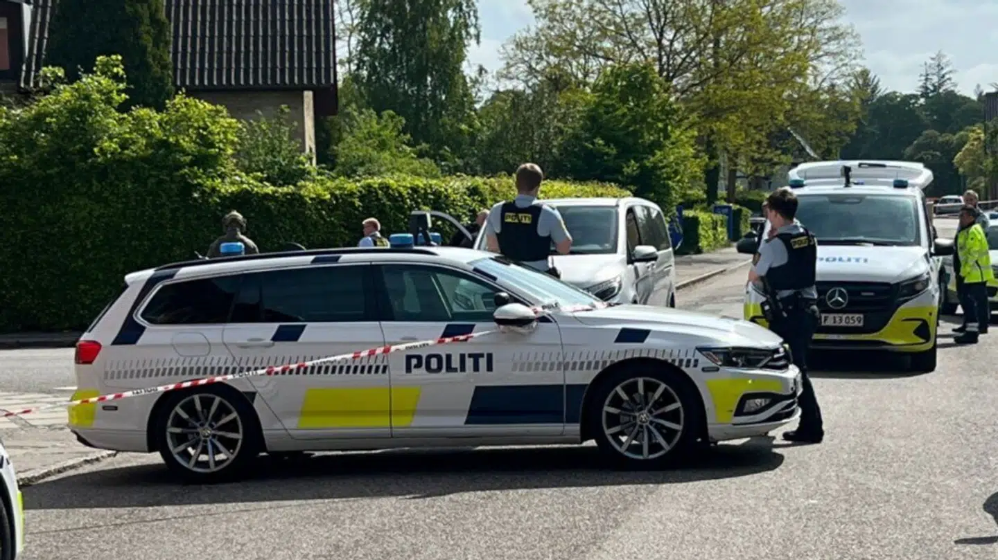 Politiet måtte løsne skud, da den 70-årige mand ifølge havde kastet to molotovcocktail ved Sorø Rådhus onsdag formiddag.