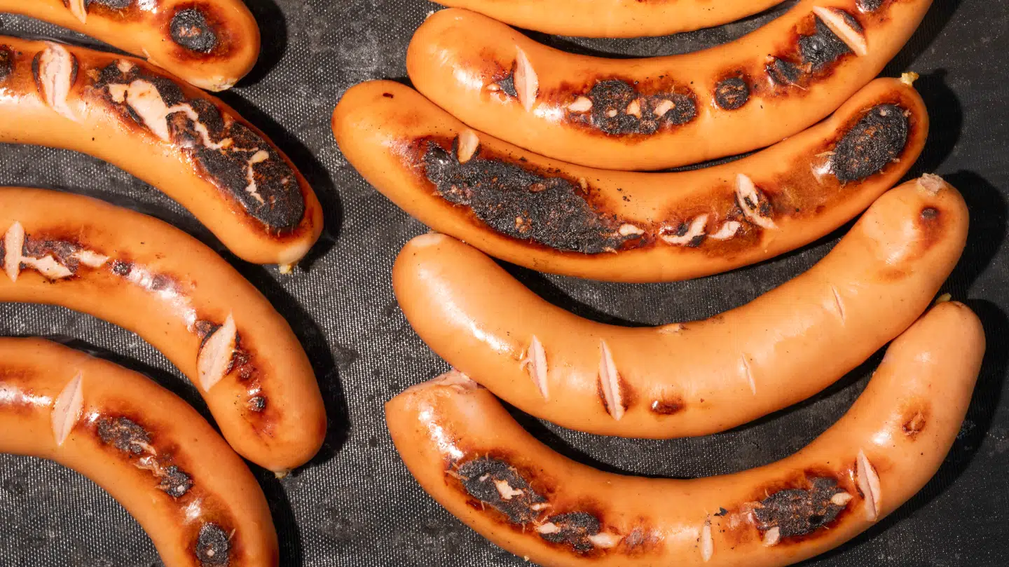 Pakker med frakfurtere er blevet både dyrere i pris og mindre i vægt de seneste år i to dagligvarekæder. (Arkivfoto)