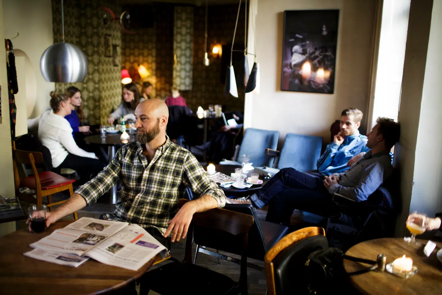 Rasmus Ursin Knudsen (forrest i billedet med skæg) har solgt Cafe Bang og Jensen. (Arkivfoto fra 2012).
