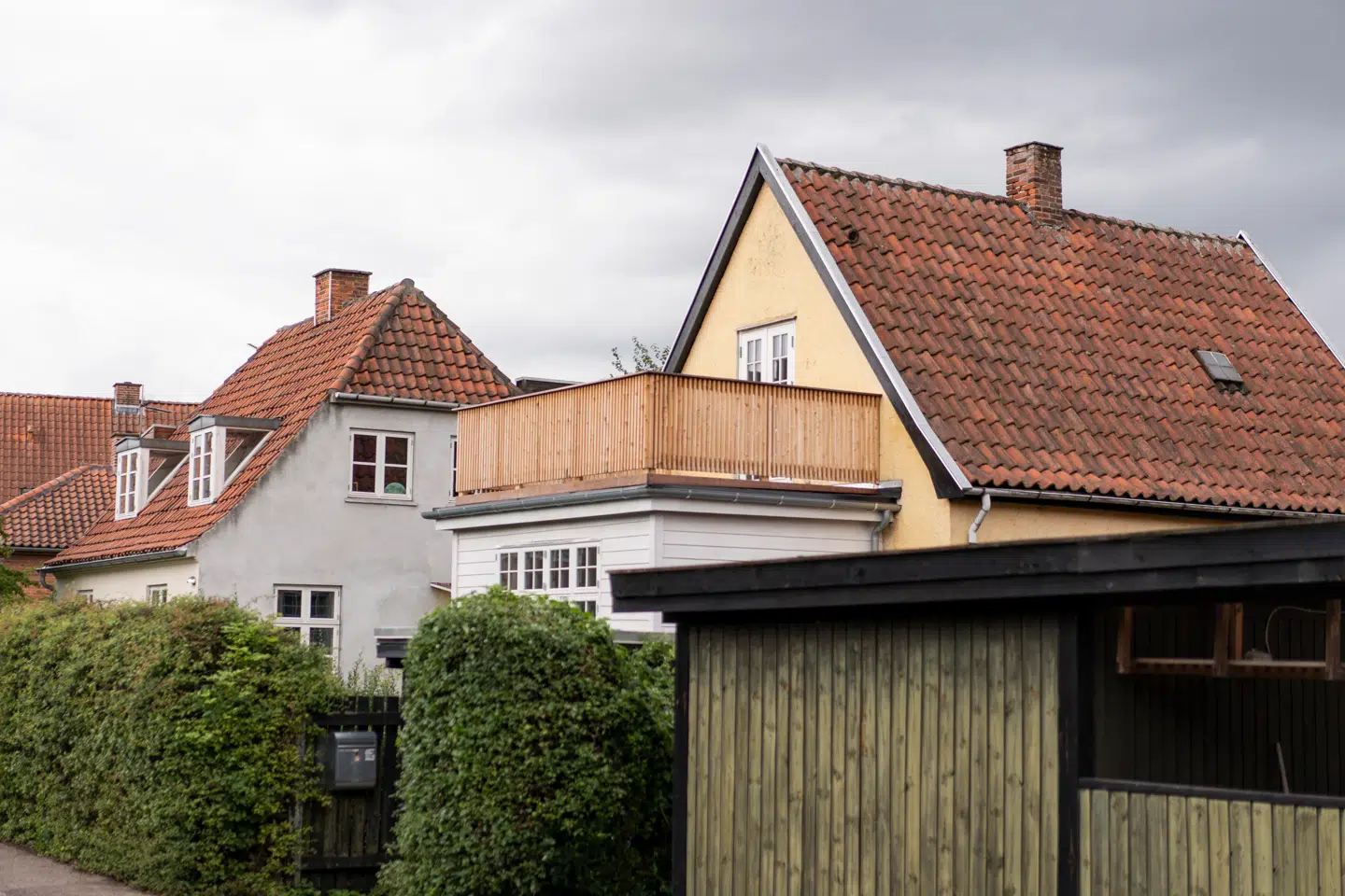 Ifølge dansk retspraksis må en grundejer ikke udsætte sin nabo for urimeligt byrdefulde gener, og det gælder også i forhold til indblik.