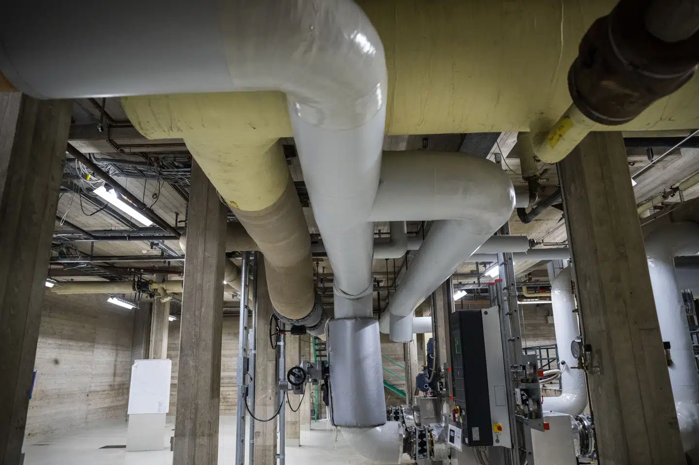 Olie- og fjernvarmesektorerne er omfattet af ny beredskabslovgivning. Det betyder blandt andet, at fjernvarmeanlæg som på billedet skal gøre sig klar til at beskytte deres anlæg og øge sikkerheden efter nyt beredskabsniveau. (Arkivfoto).