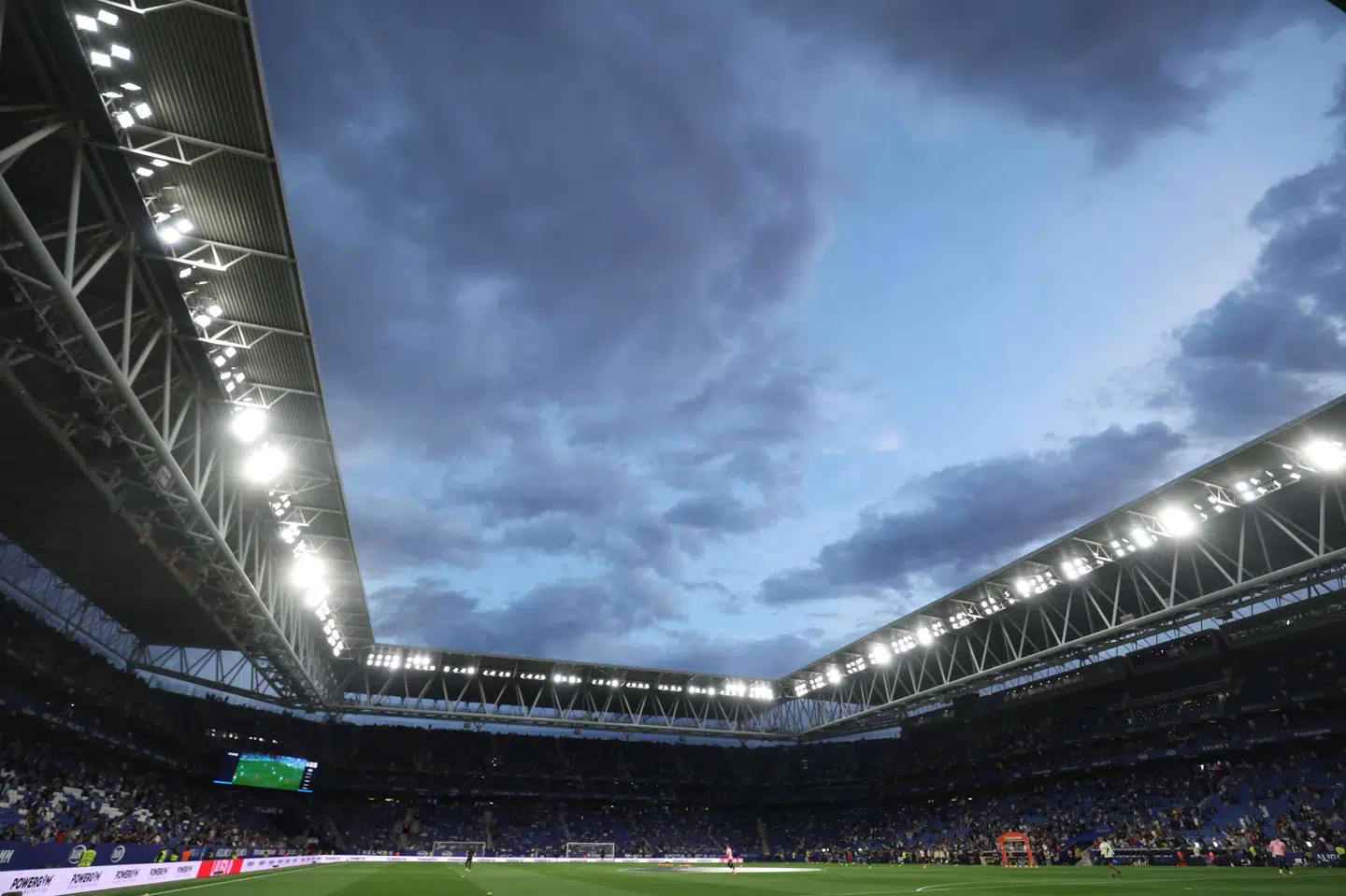 Forud for et opgør torsdag aften mellem Barcelona-klubberne Espanyol og FC Barcelona blev flere personer påkørt ved stadionet RCDE.