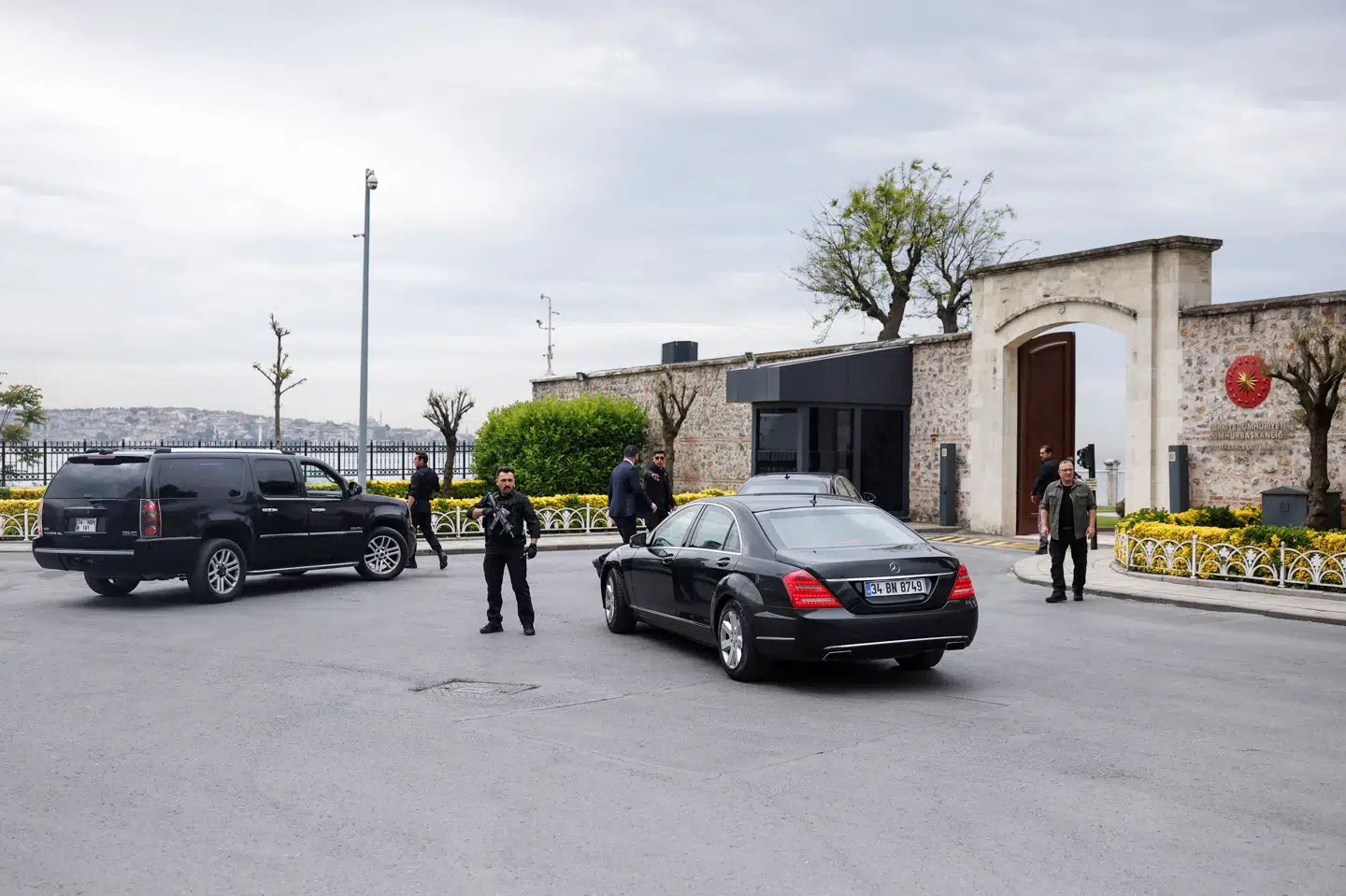 Flere biler ankommer til Domlabahce-paladset i Istanbul fredag, hvor det forventes at mulige møder mellem Ukraine og Rusland vil finde sted.