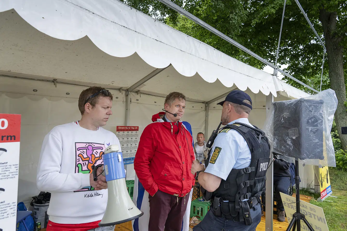 En betjent stod klar, da Rasmus Paludan og en bekendt på Folketinget sidste år i Allinge diskuterede den såkaldte koranlov. Det endte med en sigtelse. Og fredag er de to blevet dømt. (Arkivfoto)