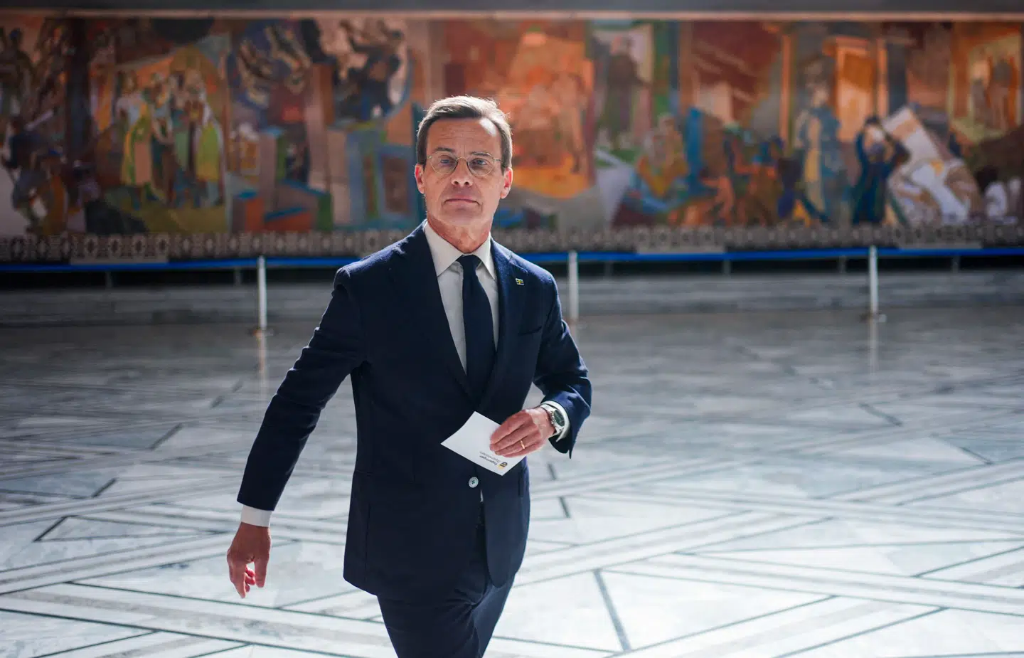 Sveriges statsminister, Ulf Kristersson, kæmper med en række møgsager og har nu fået flere grimme ind på sit bord. To topdiplomater er blevet anholdt – og nu har den ene taget sit liv.