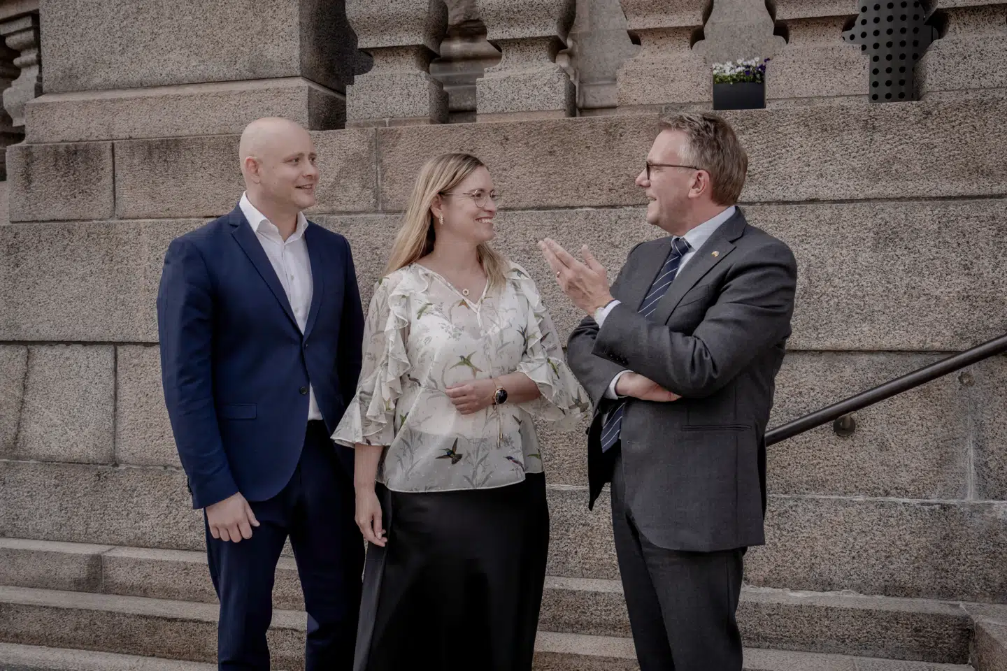 Samtlige meningsmålinger dumper SVM-regeringen. Alligevel ønsker partierne i den at fortsætte, fortæller erhvervsminister Morten Bødskov (S), økonomiminister Stephanie Lose (V) og kulturminister Jakob Engel-Schmidt (M).