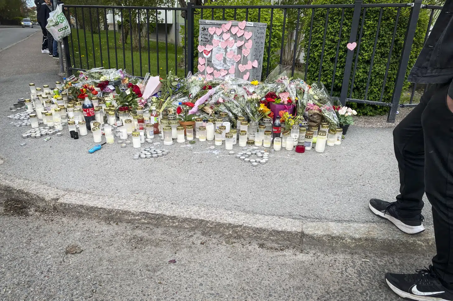 Flere har lagt blomster ved mindestedet for de tre personer, der afgik ved døden i en frisørsalon i Uppsala 29. april. (Arkivfoto).