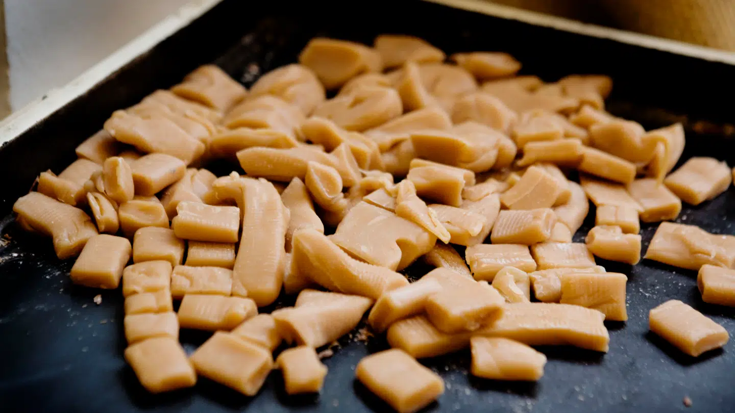 Eleven skulle til at spise karamellen, men barnet fandt den noget mistænksom. Heldigvis spiste eleven den ikke.