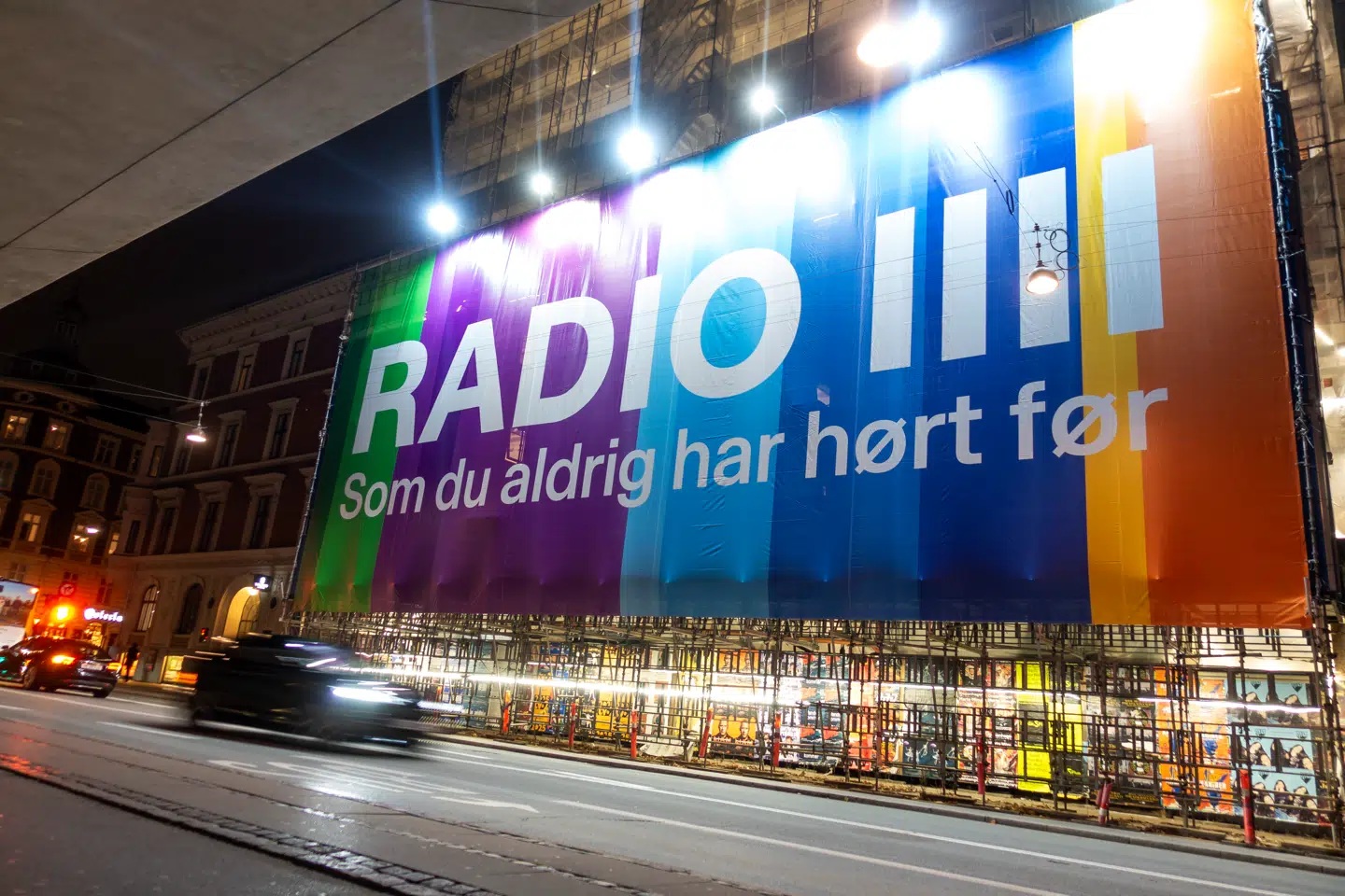 Radio 4 overtog pladsen på FM-båndet fra den prisvindende og meget omtalte radiokanal Radio24syv, der havde 550.000 ugentlige lyttere i marts 2019. Radio 4 – der nu bærer navnet Radio IIII – har en hel del færre lyttere, og det får nu kanalens direktør til at reagere.