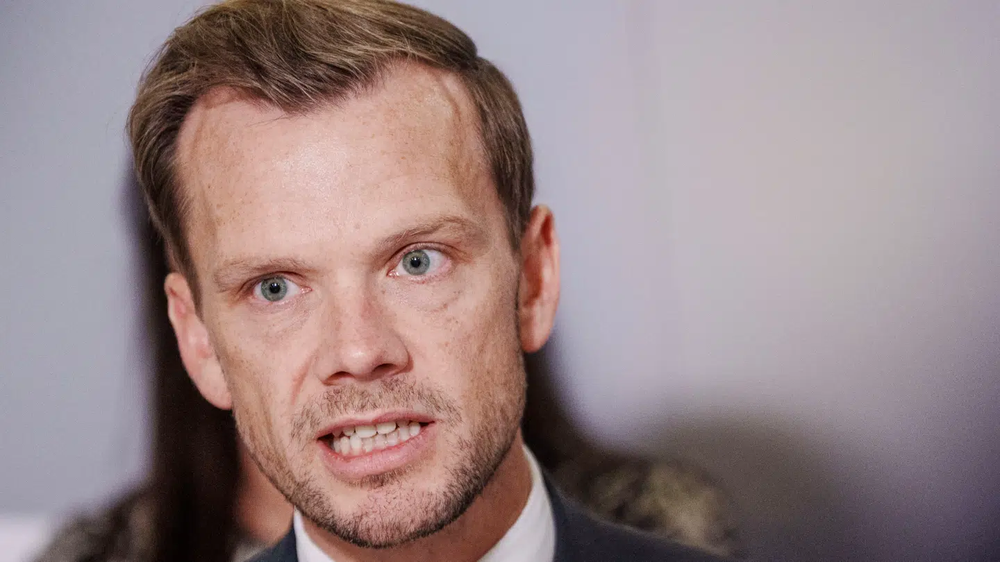 Justitsminister Peter Hummelgaard (S) kommer med hårde udmeldinger om, at børn er del af grupper, der begår røverier og overfald mod andre unge.