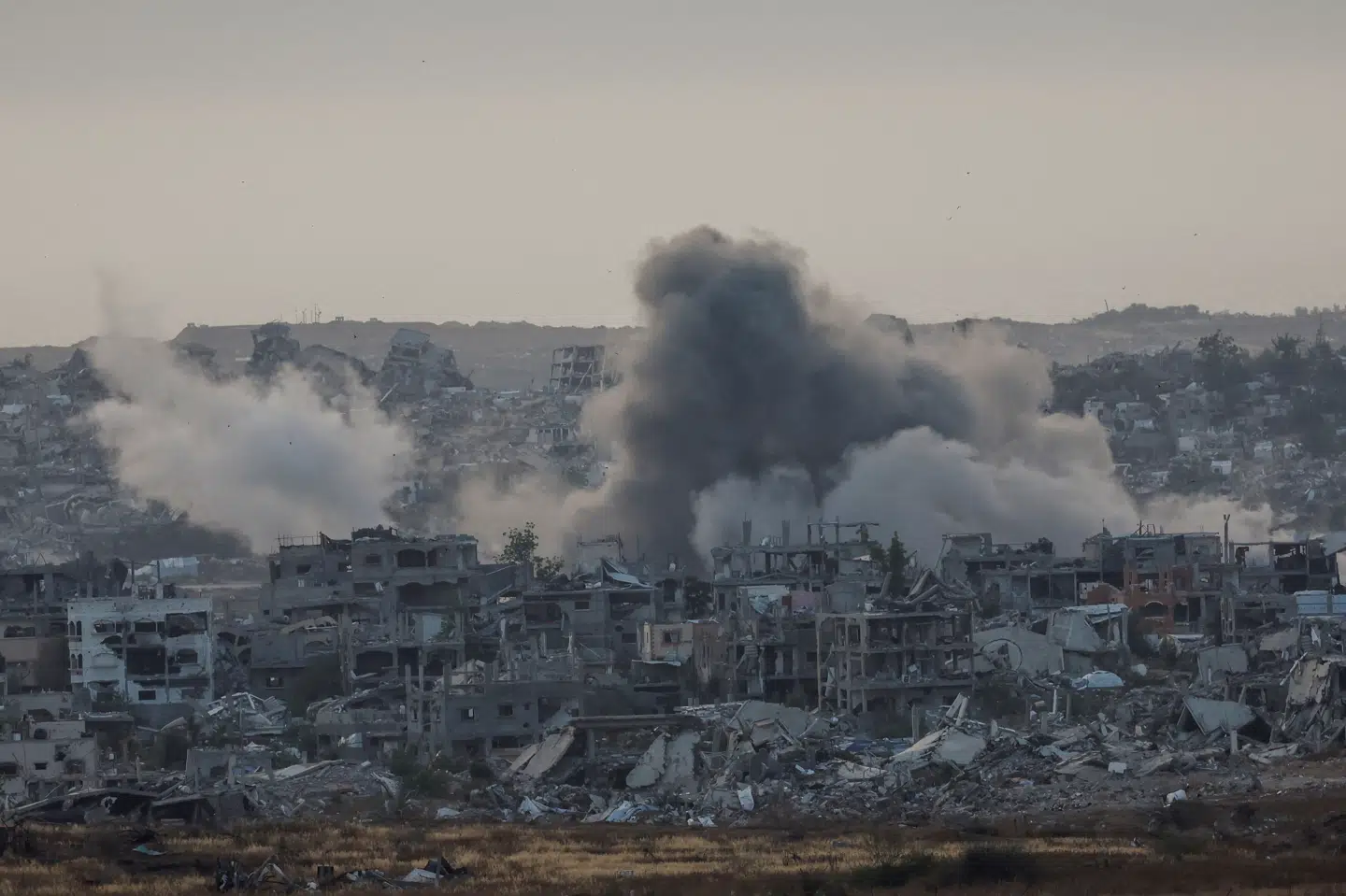 Røg stiger op efter en eksplosion i Gazastriben fredag. Billedet er taget fra den israelske side af grænsen.