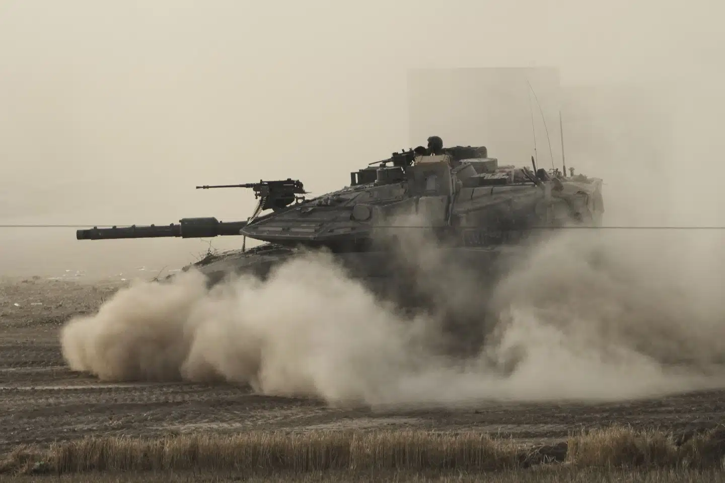 En israelsk kampvogn kører nær grænsen til Gaza fredag.