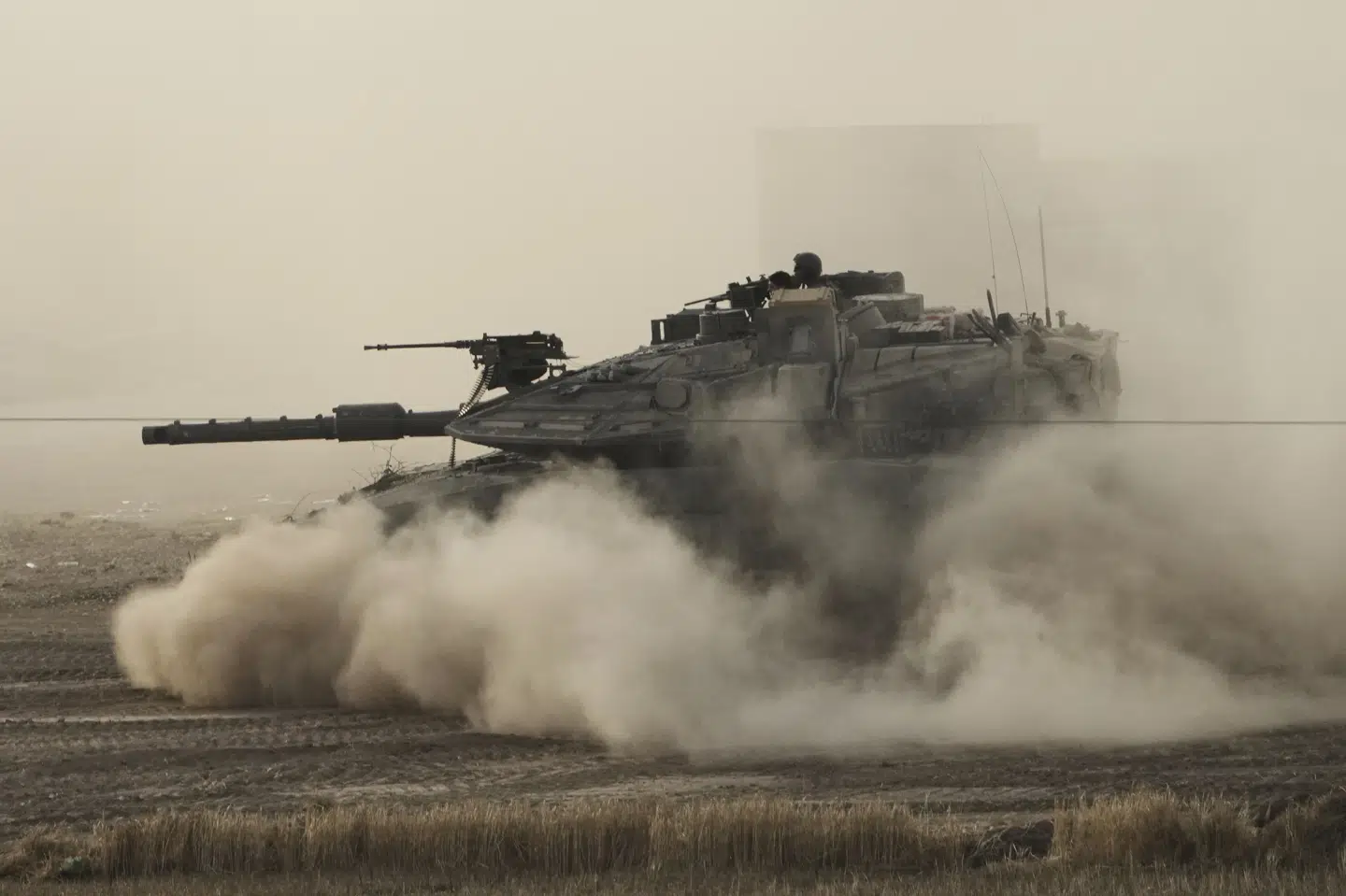 En israelsk kampvogn kører nær grænsen til Gaza fredag.