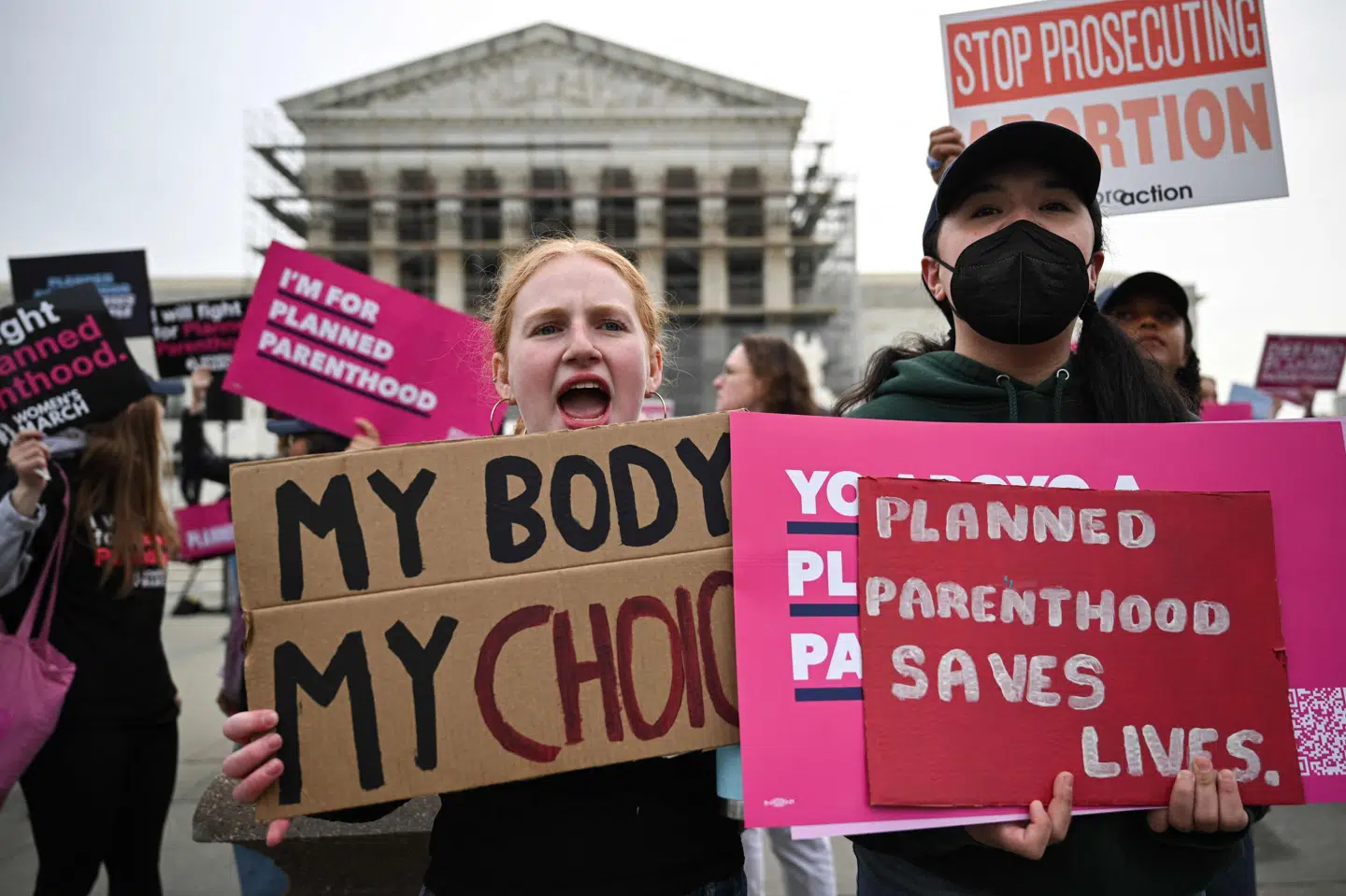 Abort deler vandene i USA. PÅ billedet ses abortforkæmpere demonstrere foran USA's højesteret den 2. april 2025. (Arkivfoto).