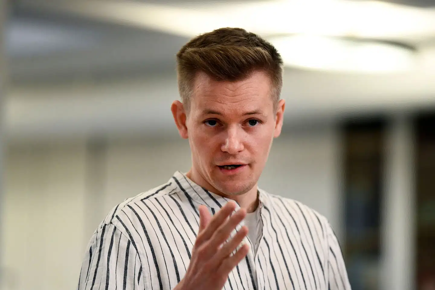 Joakim Medin fra mediet Dagens ETC holder pressemøde efter at være kommet tilbage til Sverige.