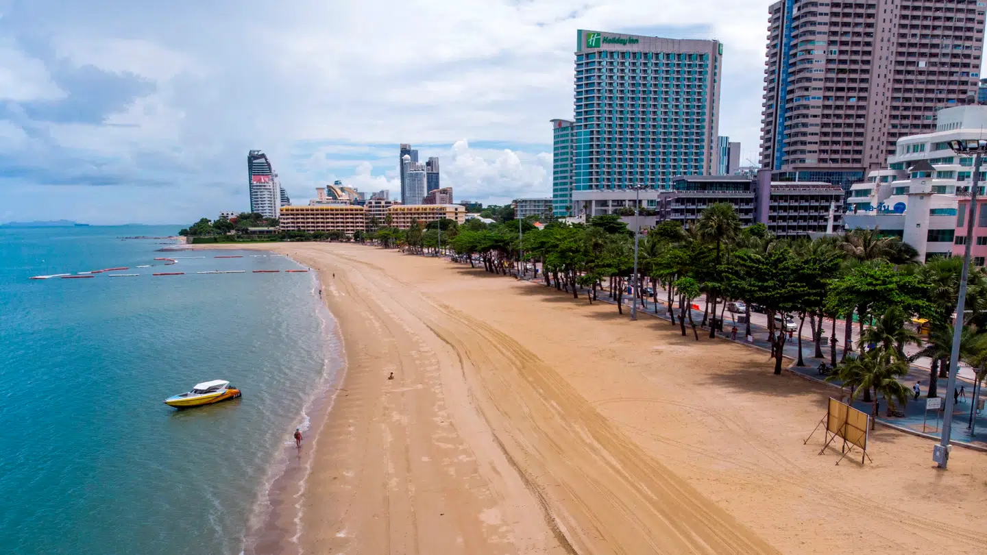 En britisk turist blev overfaldet og stukket ned med kniv i ferieparadiset Pattaya i Thailand.
