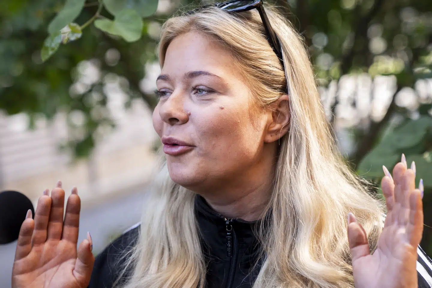 Når Sissal ikke står på scenen, står hun i klasselokalet. Den 30-årige færøskfødte Hallucination-sangerinde er ved at uddanne sig til skolelærer og er snart færdig med studiet.