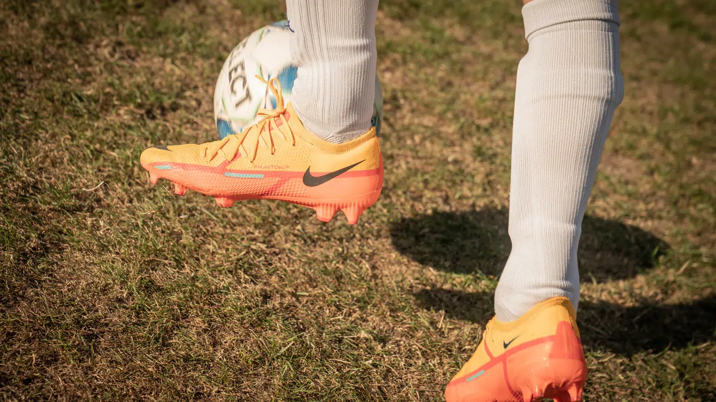 Torsdag i denne uge endte en fodboldkamp mellem to sjællandske klubber i et voldeligt kaos. Nu melder den ene klubs formand ud, at det muligvis vil få konsekvenser for gerningsmændene.