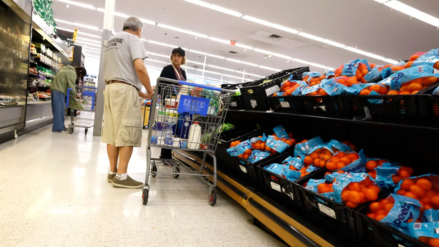 Toldsatser på dagligvarer fra andre lande hæver nu priserne i et af de største supermarkeder i landet.