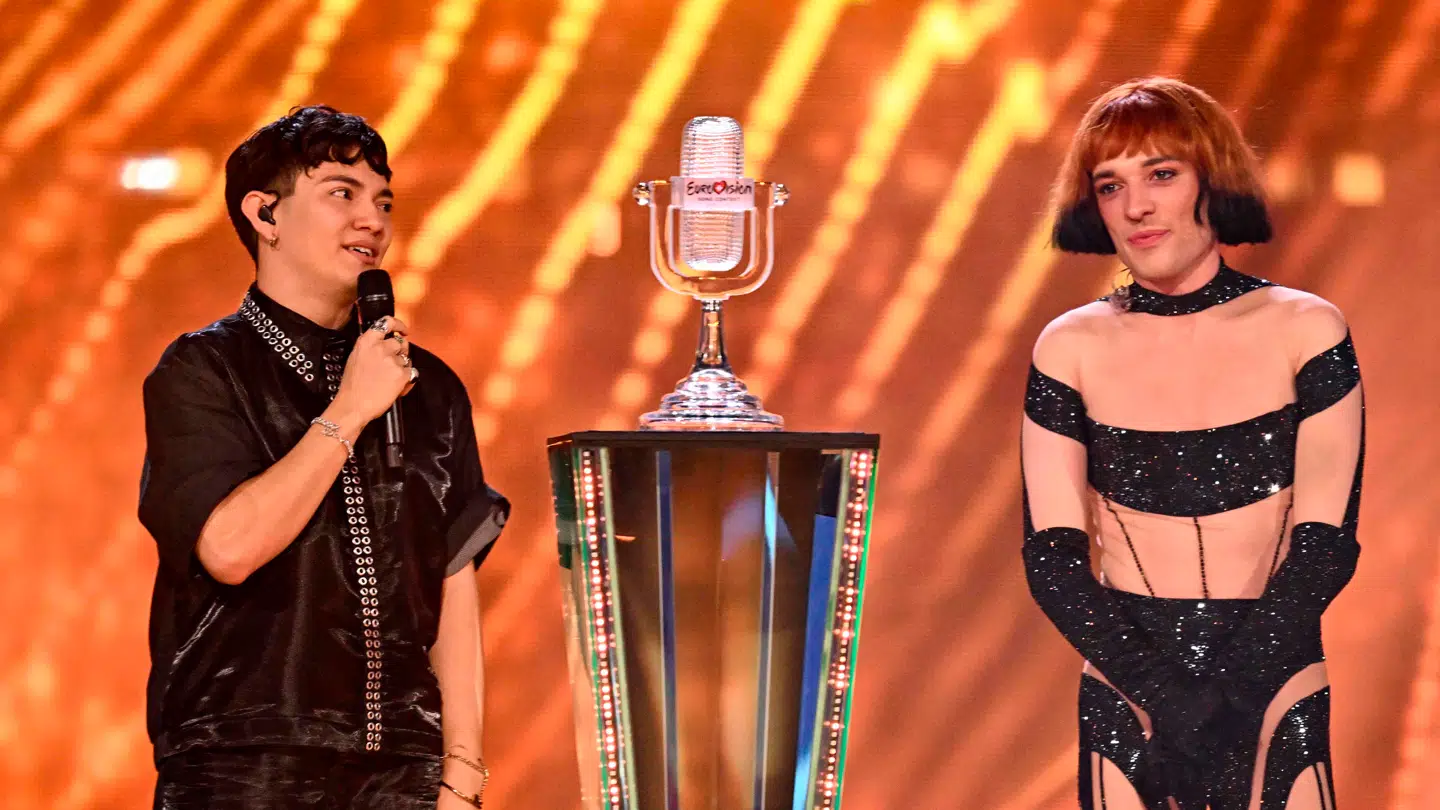 Østrig vand med sangeren JJ (tv.). Her modtager han trofæet fra sidste års vinder fra Schweiz, Nemo.