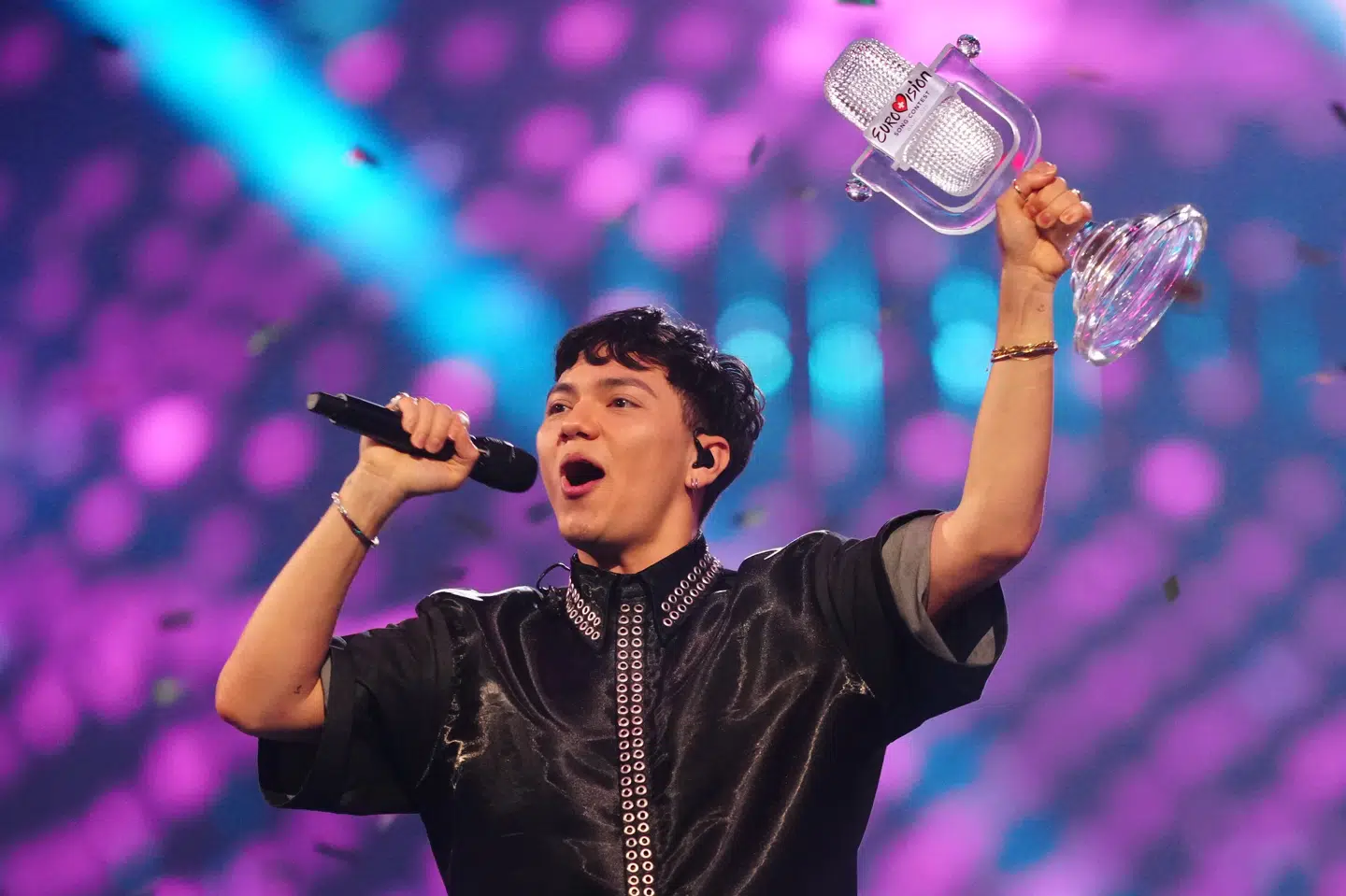 Bag navnet JJ er 24-årige Johannes Pietsch. Til daglig studerer han klassisk musik på universitetet. Ved siden af studierne har han medvirket i flere forestillinger på statsoperaen i Wien.