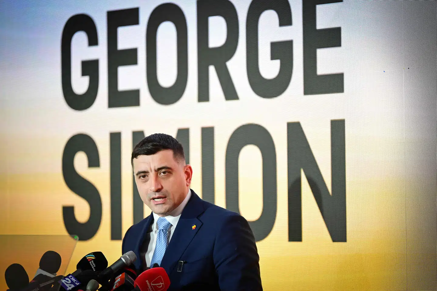 Da højrefløjskandidaten ved det rumænske præsidentvalg, George Simion, klarede sig klart bedst ved første valgrunde, blev han udråbt som klar favorit til at lande posten efter søndagens anden runde. (Arkivfoto).