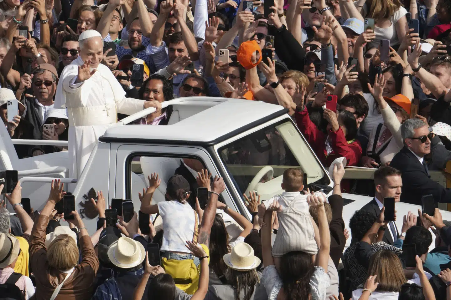 Pave Leo XIV ankommer til Peterskirken i Rom ved en indsættelsesceremoni, der markerer starten på hans arbejde som den 257. pave.