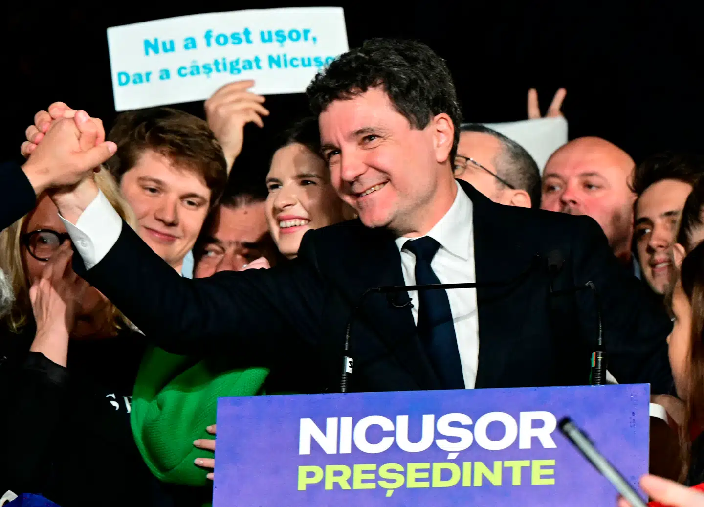 Der er god stemning i Bukarest-borgmesterens bagland i aften. Den centrumliberale uafhængige kandidat Nicusor Dan ser ifølge exitpolls ud til at vinde præsidentvalget i Rumænien.