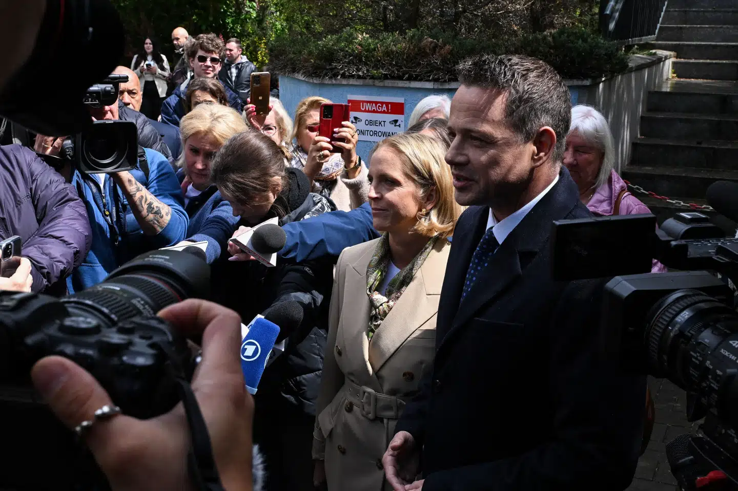 Rafal Trzaskowski er den præsidentkandidat, som står bedst i en valgstedsmåling efter valgstederne er lukket i Polen. På billedet ses han tale med pressen efter at have afgivet sin stemme tidligere på dagen søndag.