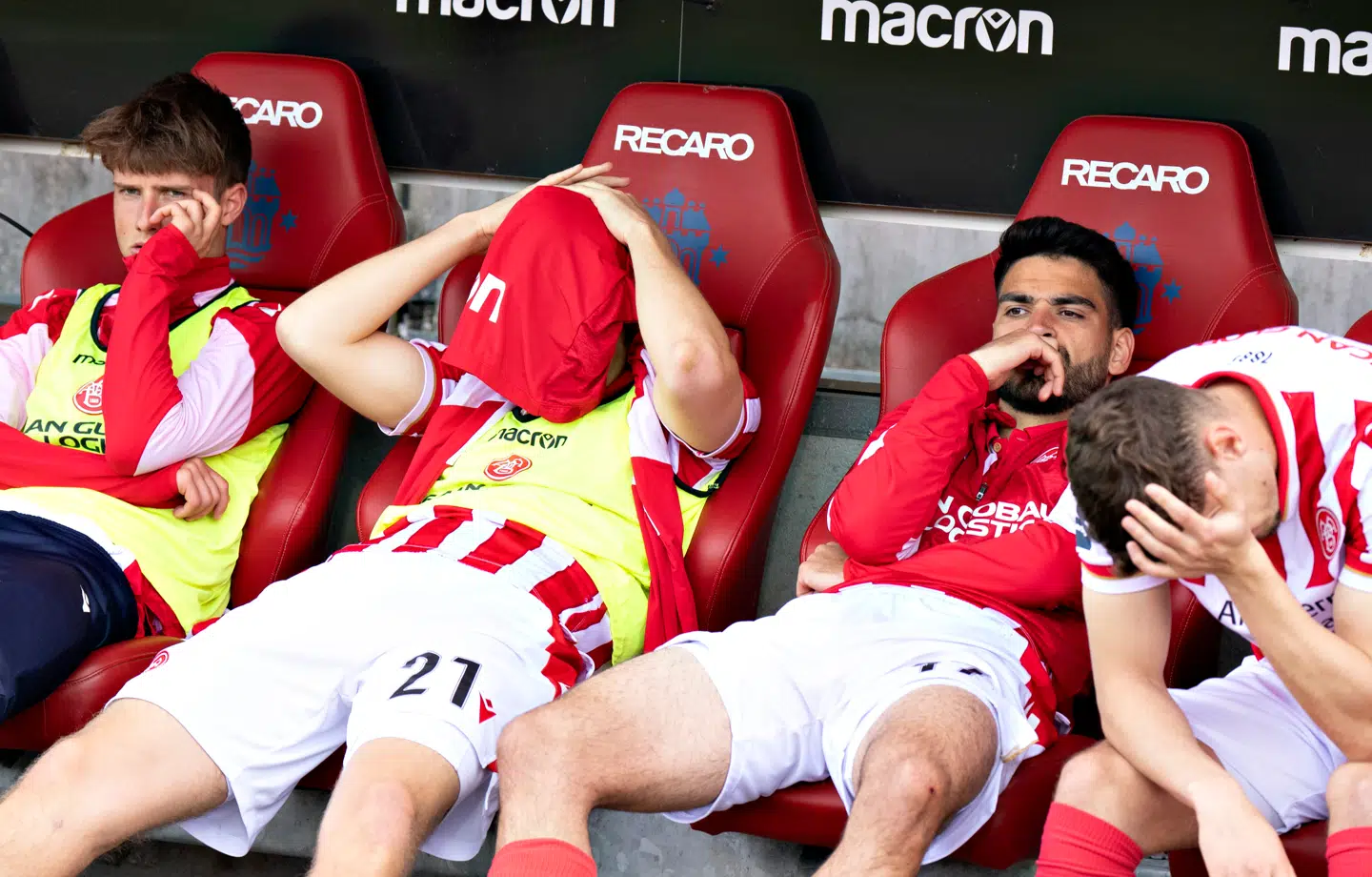 AaB's spillerer reagerer efter nederlaget og nedrykningen til 1. division efter superligakampen mellem AaB og Silkeborg IF på Aalborg Portland Park, søndag den 18. maj 2025.. (Foto: Henning Bagger/Ritzau Scanpix)