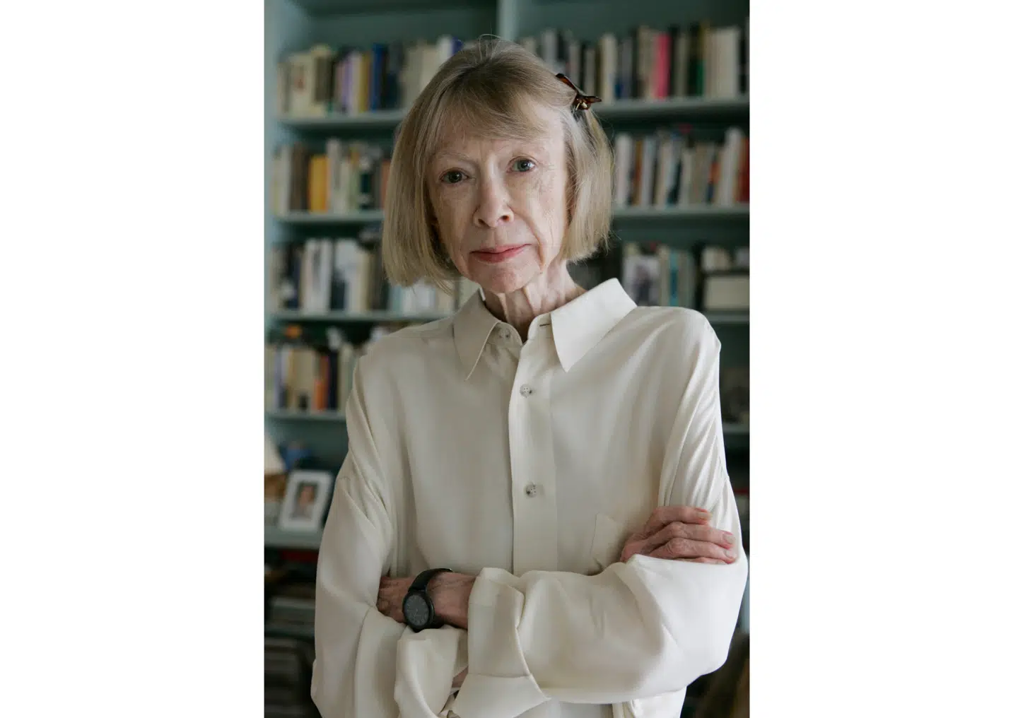 Joan Didion i sin lejlighed i New York i 2005. Det var året, hvor hendes bog om hendes mand, John, udkom og blev en kæmpesucces. Hendes nye, posthume udgivelse er mere tvivlsom. Foto: Kathy Willens/AP/Ritzau Scanpix