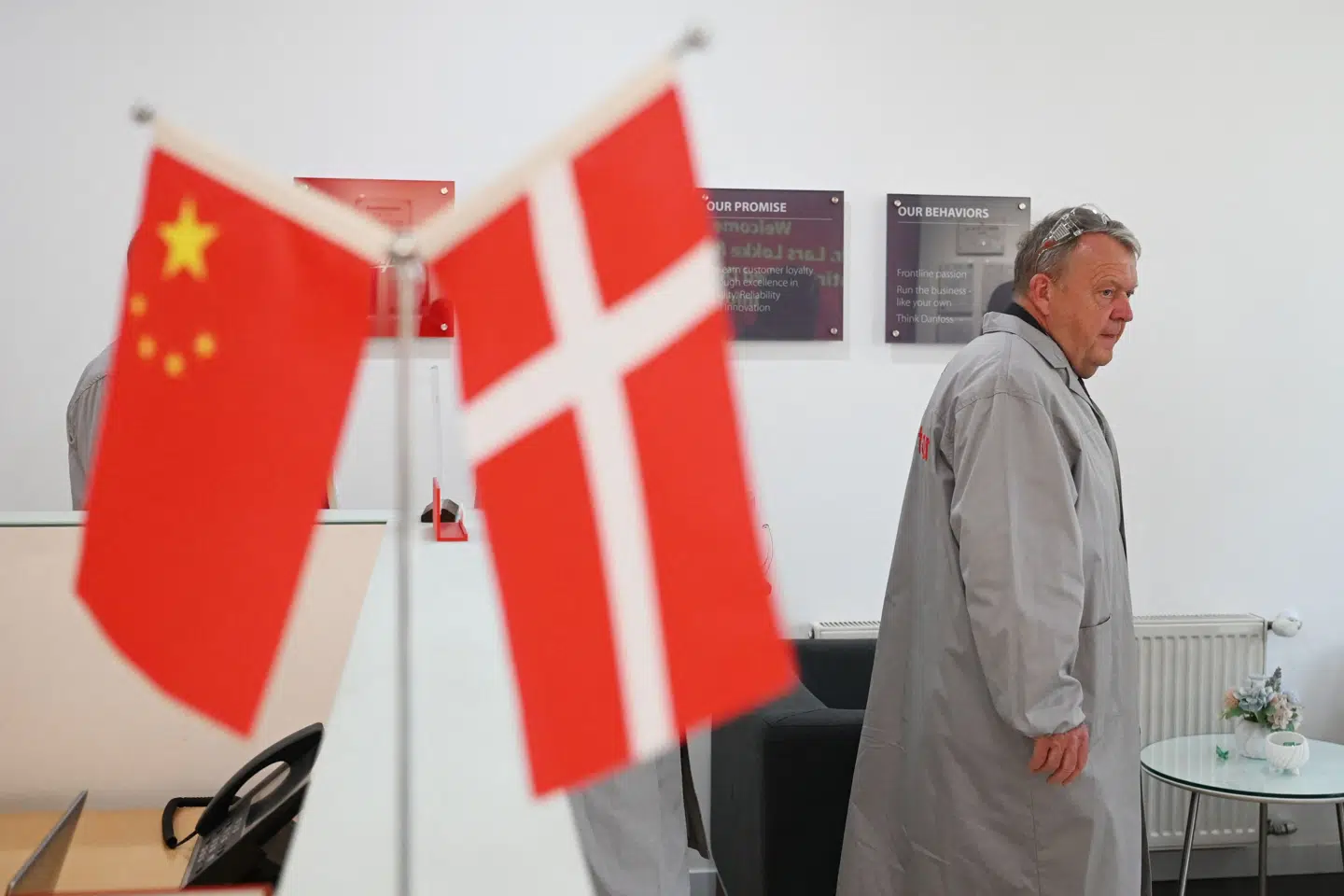 Danmarks udenrigsminister, Lars Løkke Rasmussen, ses her under besøg på Danfoss-fabrik i Kina.