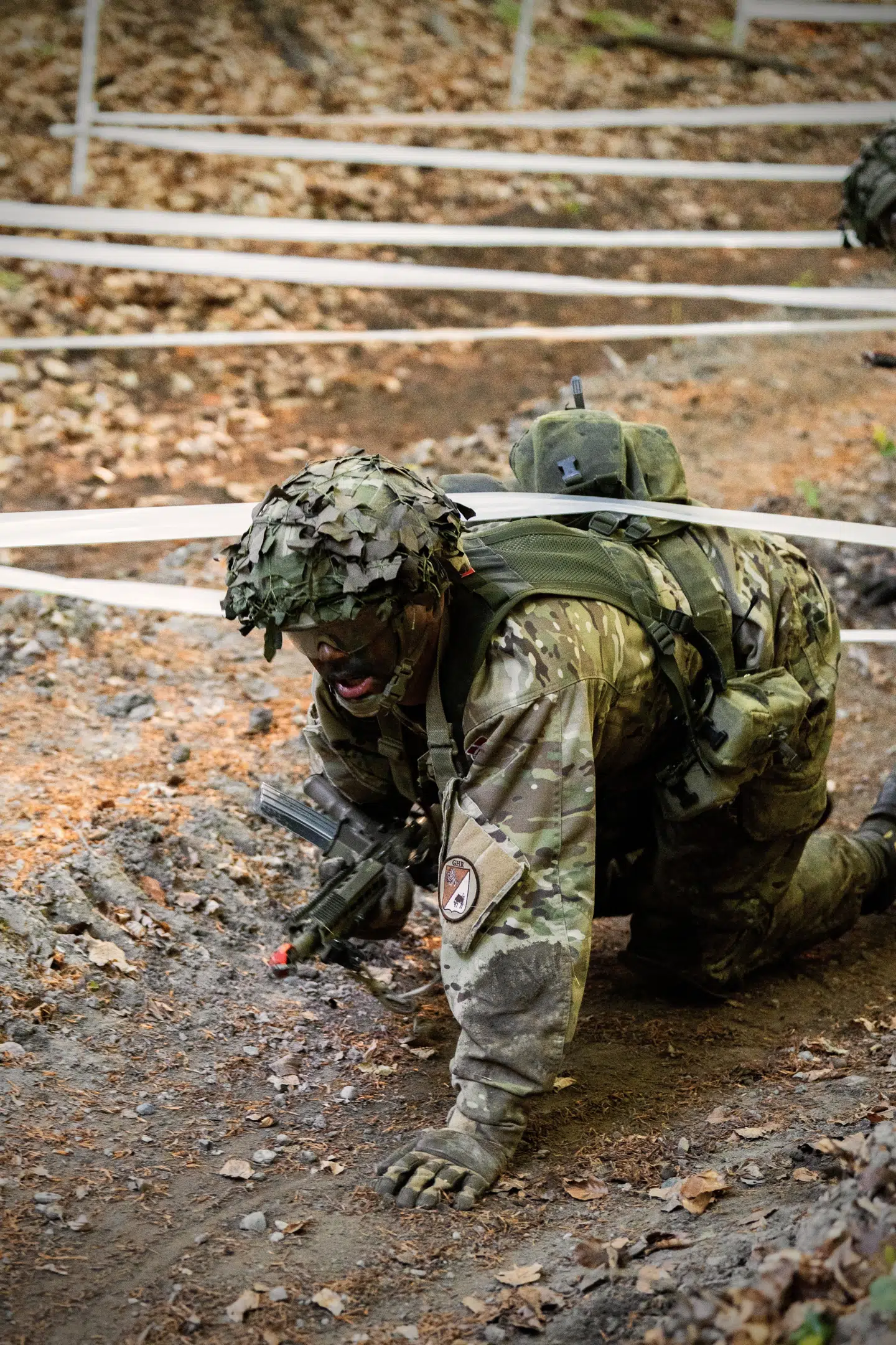 Kronprins Christian kravlede omkring 100 meter under en lav forhindring, der simulerede pigtråd, viser billede fra kongehuset.