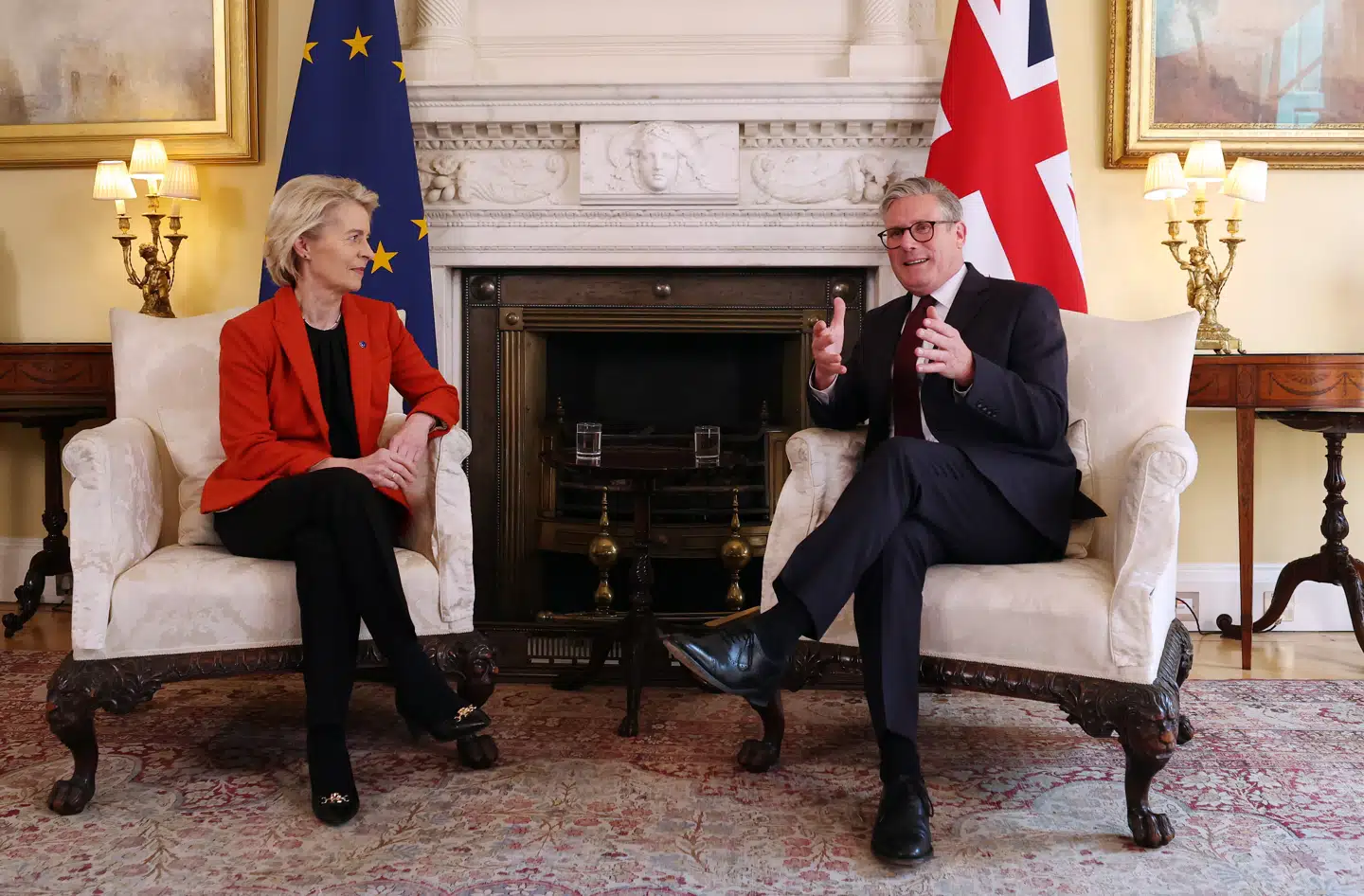 I sidste øjeblik før Europa-Kommissionens formand, Ursula von der Leyen (tv.), mandag formiddag møder den britiske premierminister, Keir Starmer (th.), er Storbritannien og EU blevet enige om den største og vigtigste handelsaftale siden Brexit.